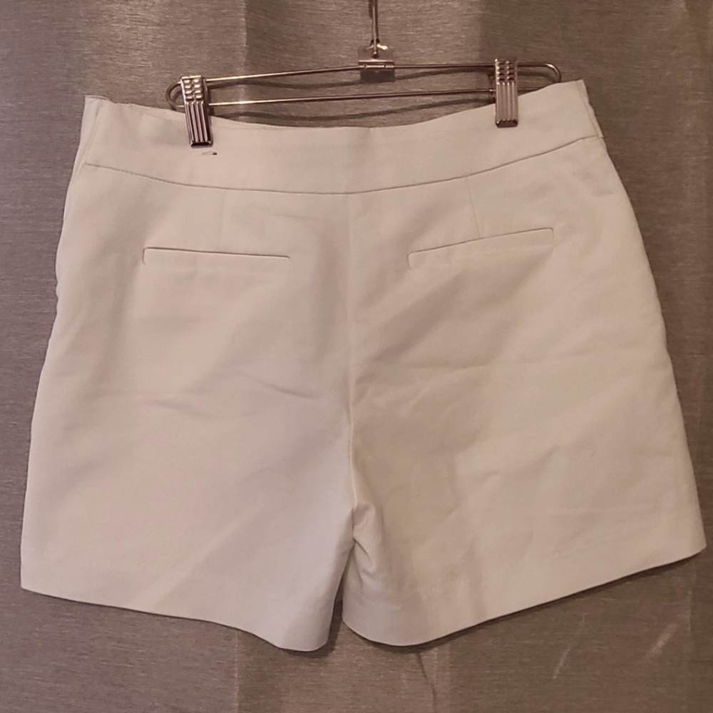 Maurices white stretch shorts 5/6